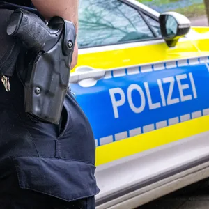 Ein Polizist im Einsatz. (Symbolbild)