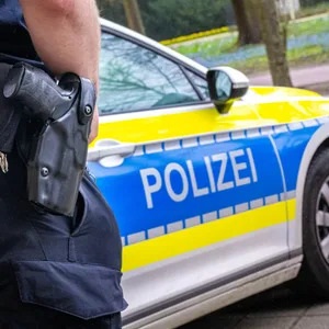 Ein Polizist im Einsatz. (Symbolbild)