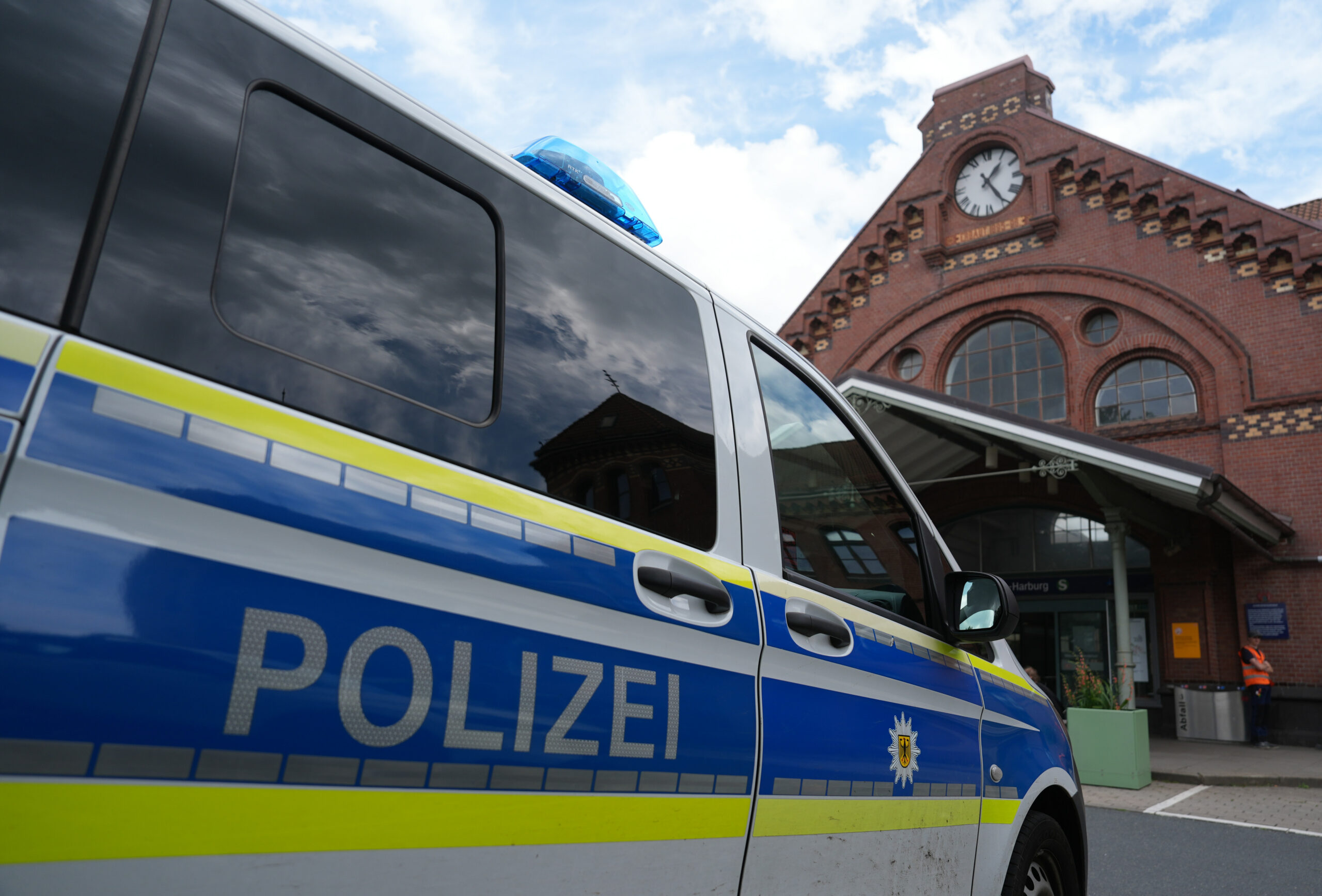 Polizeiauto vor Bahnhof