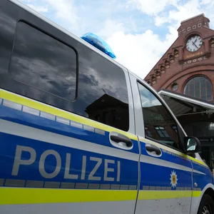 Polizeiauto vor Bahnhof