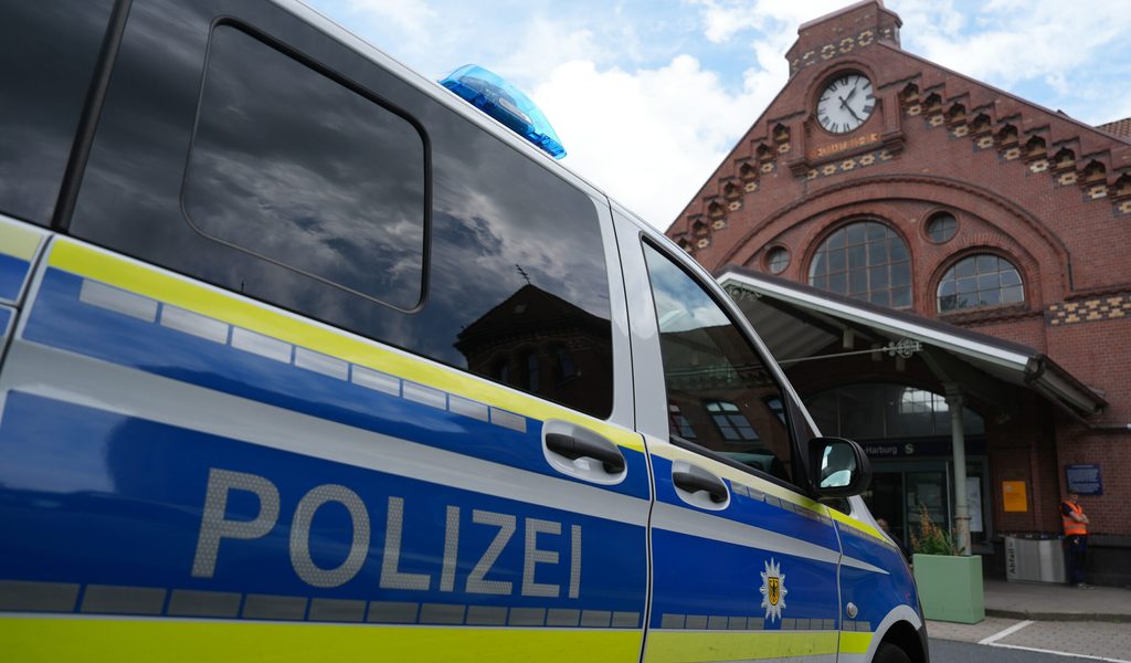 Wegen-Handy-Mann-steigt-an-Hamburger-Bahnhof-in-Gleise-das-hat-Folgen