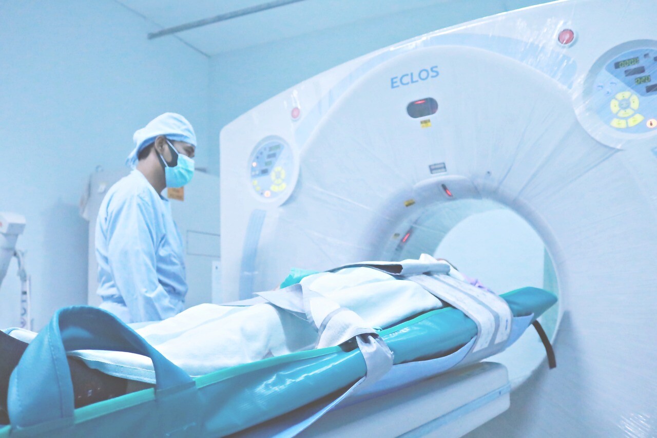 Patient in medizinischer Röhre
