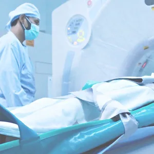 Patient in medizinischer Röhre