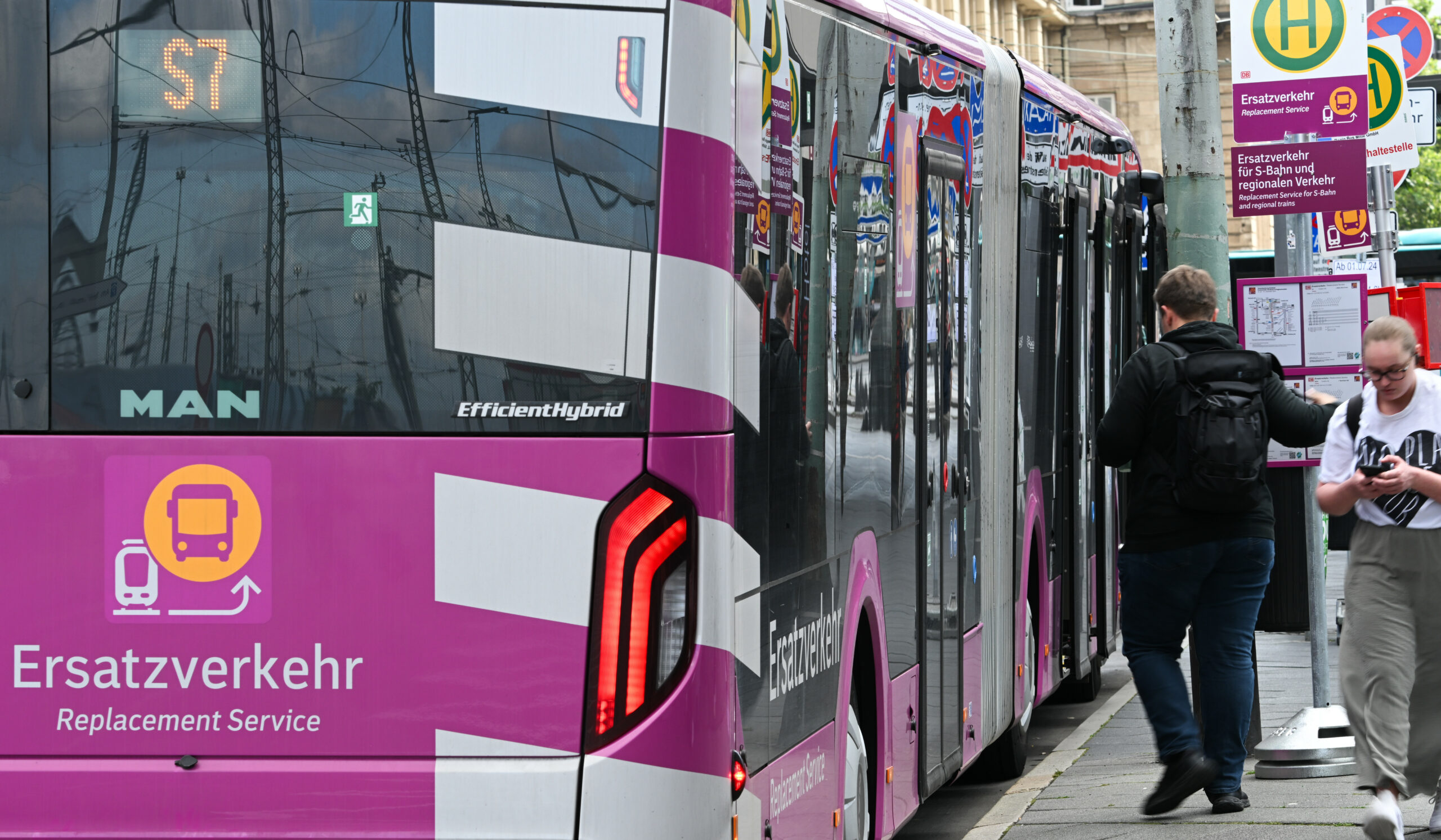 Ein Mann steigt an der Südseite des Hauptbahnhofs in einen Bus des Riedbahn-Ersatzverkehrs.