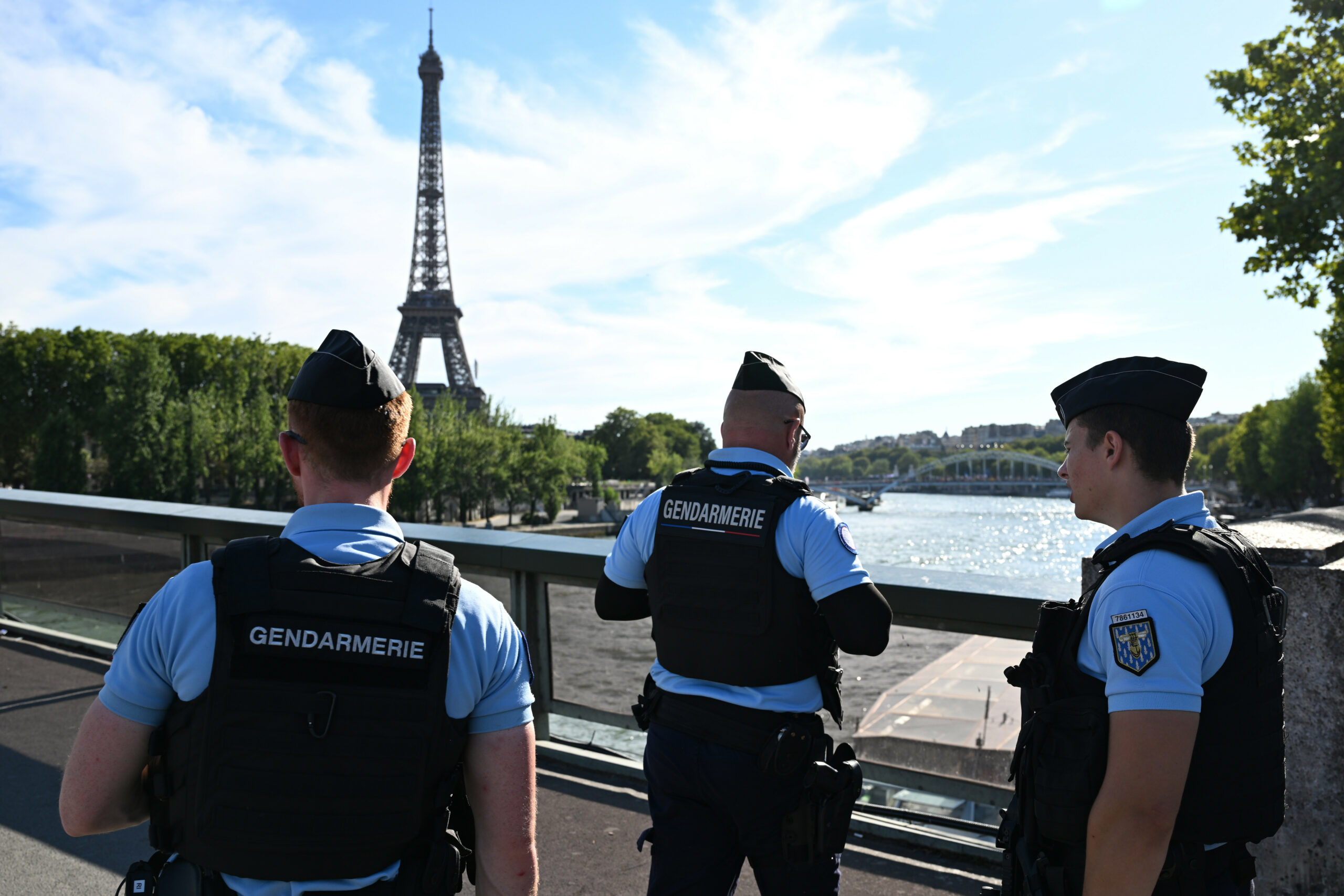 Sicherheitskräfte der Gendarmerie patrouillieren unweit des Eiffelturms.