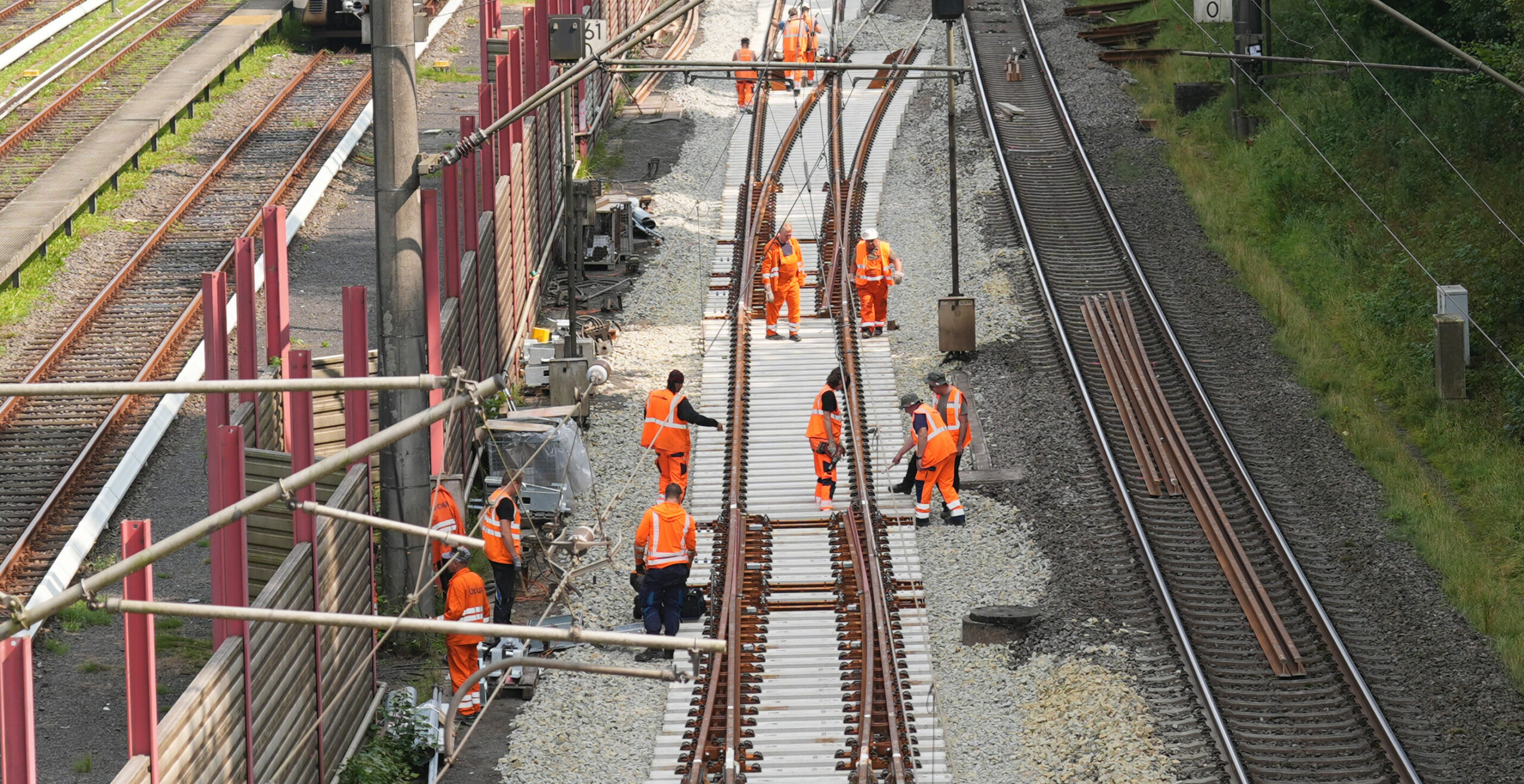 Bauarbeiter arbeiten an den Gleisen auf der Bahnstrecke zwischen Hamburg und Berlin. (Symbolbild)