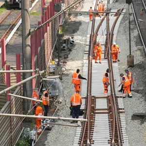 Bauarbeiter arbeiten an den Gleisen auf der Bahnstrecke zwischen Hamburg und Berlin. (Symbolbild)