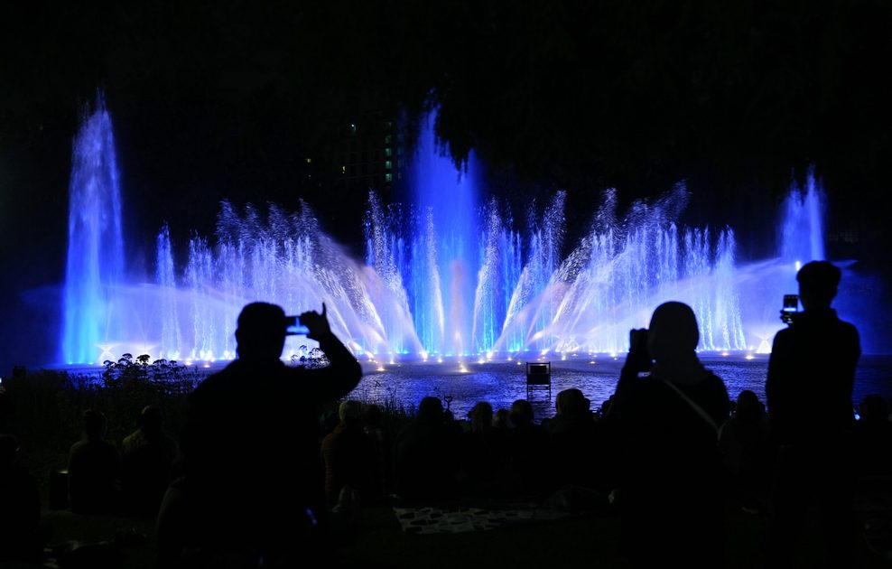 Wasserspiel mit bunten Lichtern