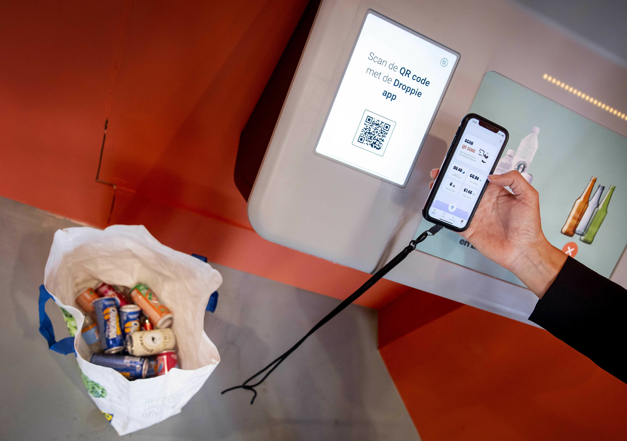 PET-Flaschen und Dosen werden in den Tomra R2 Pfandautomaten eingeworfen.