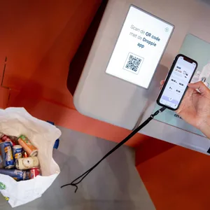 PET-Flaschen und Dosen werden in den Tomra R2 Pfandautomaten eingeworfen.