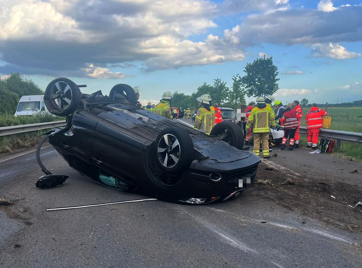 Schwerer Unfall auf A26 bei Dollern. Mutter und Kleinkind schwer verletzt