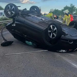 Schwerer Unfall auf A26 bei Dollern. Mutter und Kleinkind schwer verletzt