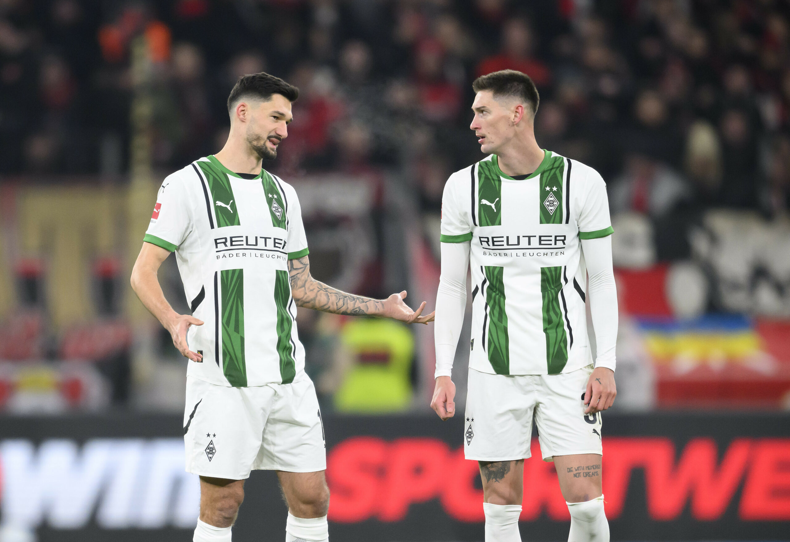 Tim Kleindienst und Tomas Cvancara diskutieren