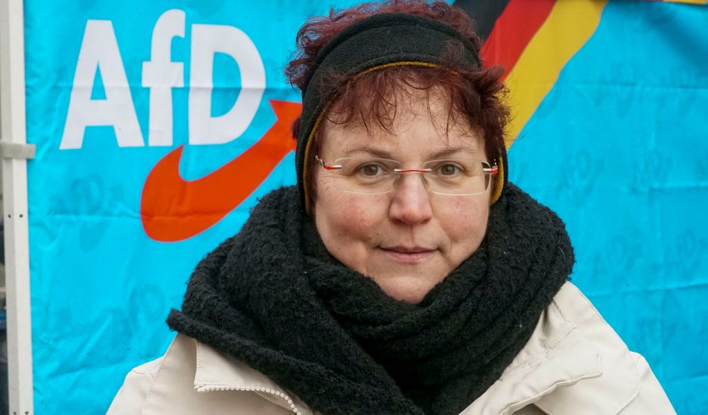 Hitlerjugend-Pass mit Hakenkreuz geteilt: Hamburger AfD-Politikerin vor Gericht
