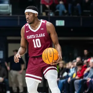 Carlos Stewart Jr. dribbelt mit dem Ball