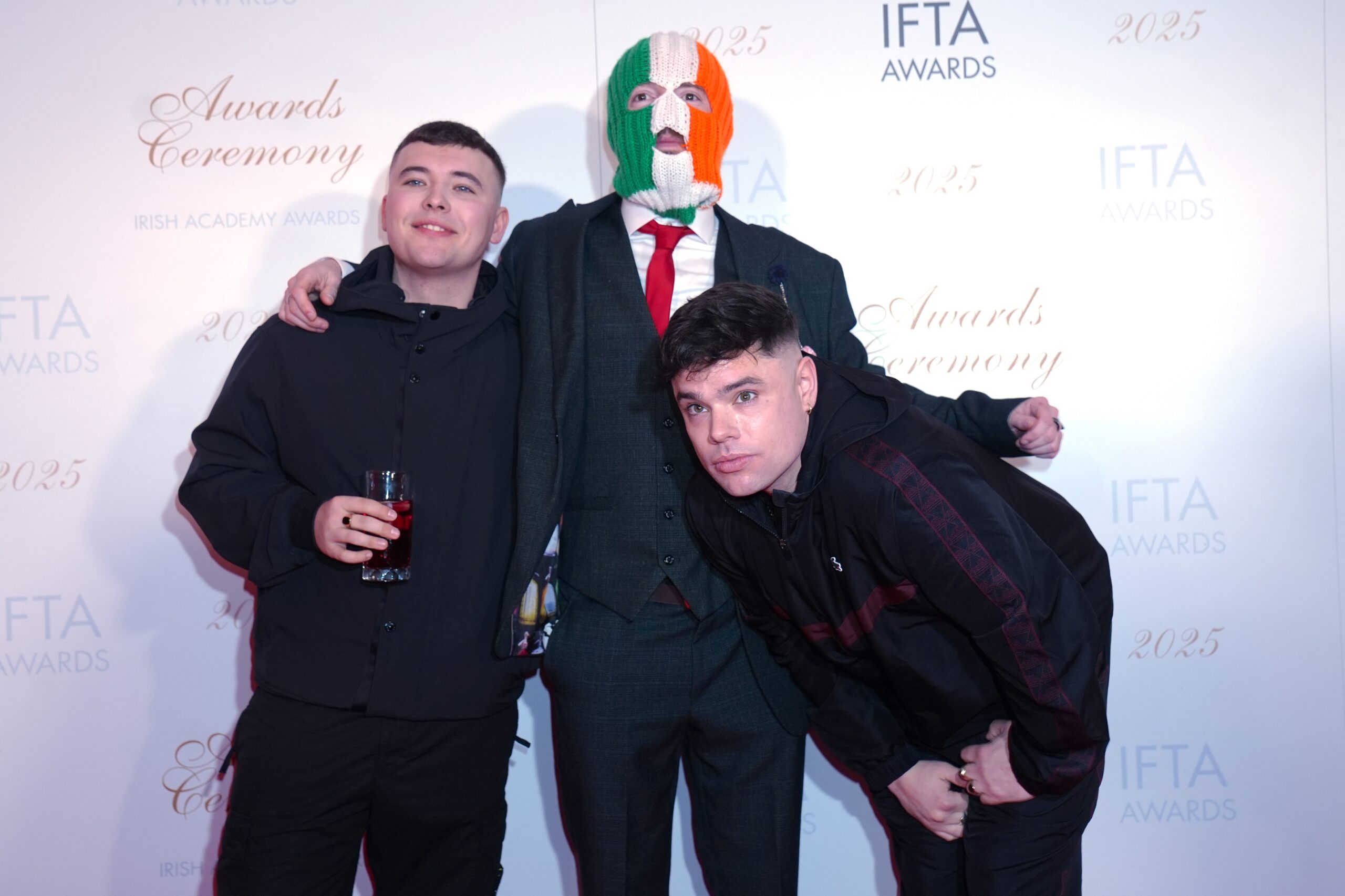 Die Kneecap-Mitglieder Mo Chara, JJ O'Dochartaigh and Moglai Bap (v. l.) bei den IFTA Awards 2025 in Dublin
