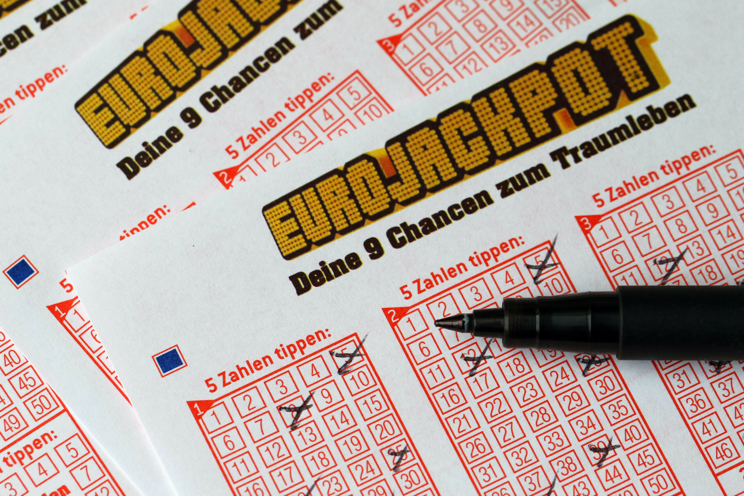 Ein Eurojackpot-Schein wird ausgefüllt. (Symbolbild)
