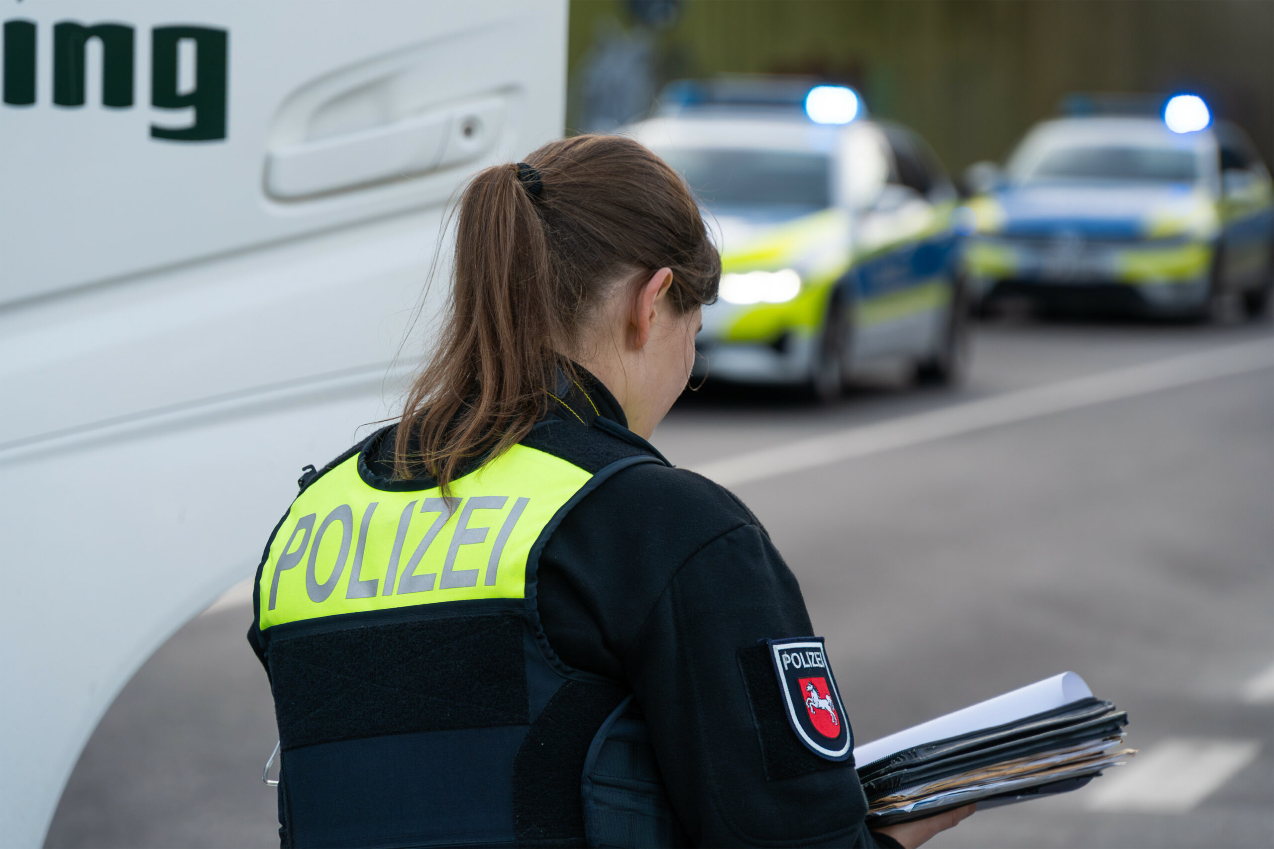 Eine Polizeibeamtin bei einer Unfallaufnahme. (Symbolbild)