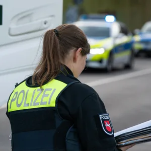 Eine Polizeibeamtin bei einer Unfallaufnahme. (Symbolbild)