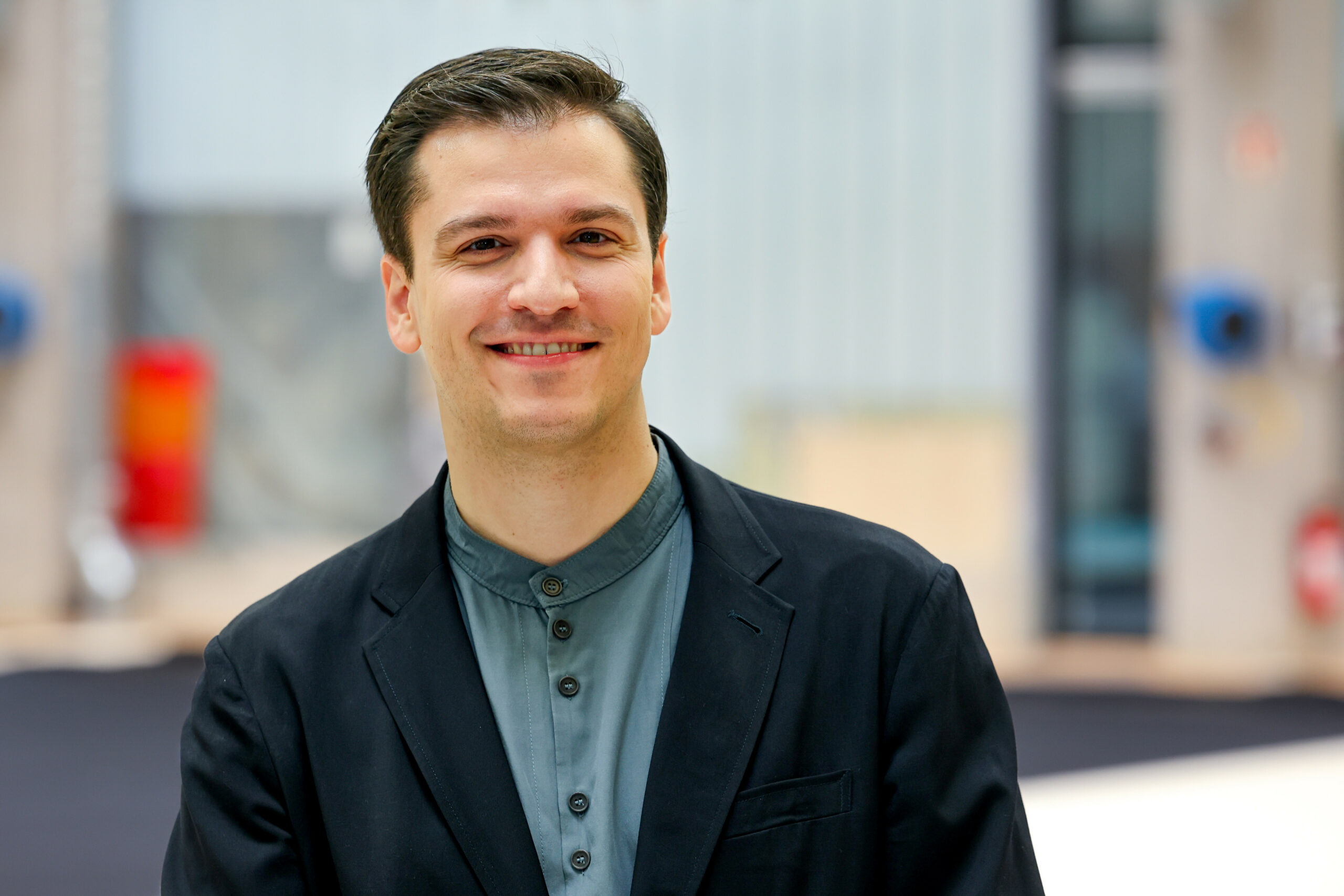 Demis Volpi, Intendant des Hamburg Ballett, steht auf einer Pressekonferenz zur Spielzeit 2025/26 der Staatsoper in den Werkstätten der Hamburgischen Staatsoper.