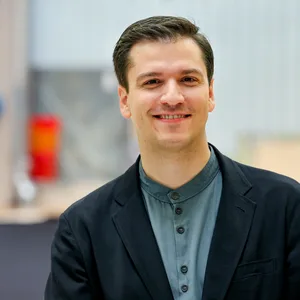 Demis Volpi, Intendant des Hamburg Ballett, steht auf einer Pressekonferenz zur Spielzeit 2025/26 der Staatsoper in den Werkstätten der Hamburgischen Staatsoper.