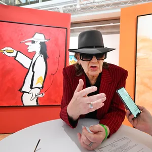 Udo Lindenberg vor zweien seiner Kunstwerke
