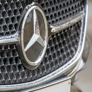 Nahaufnahme vom Mercedes-Stern am Kühlergrill. (Symbolbild)