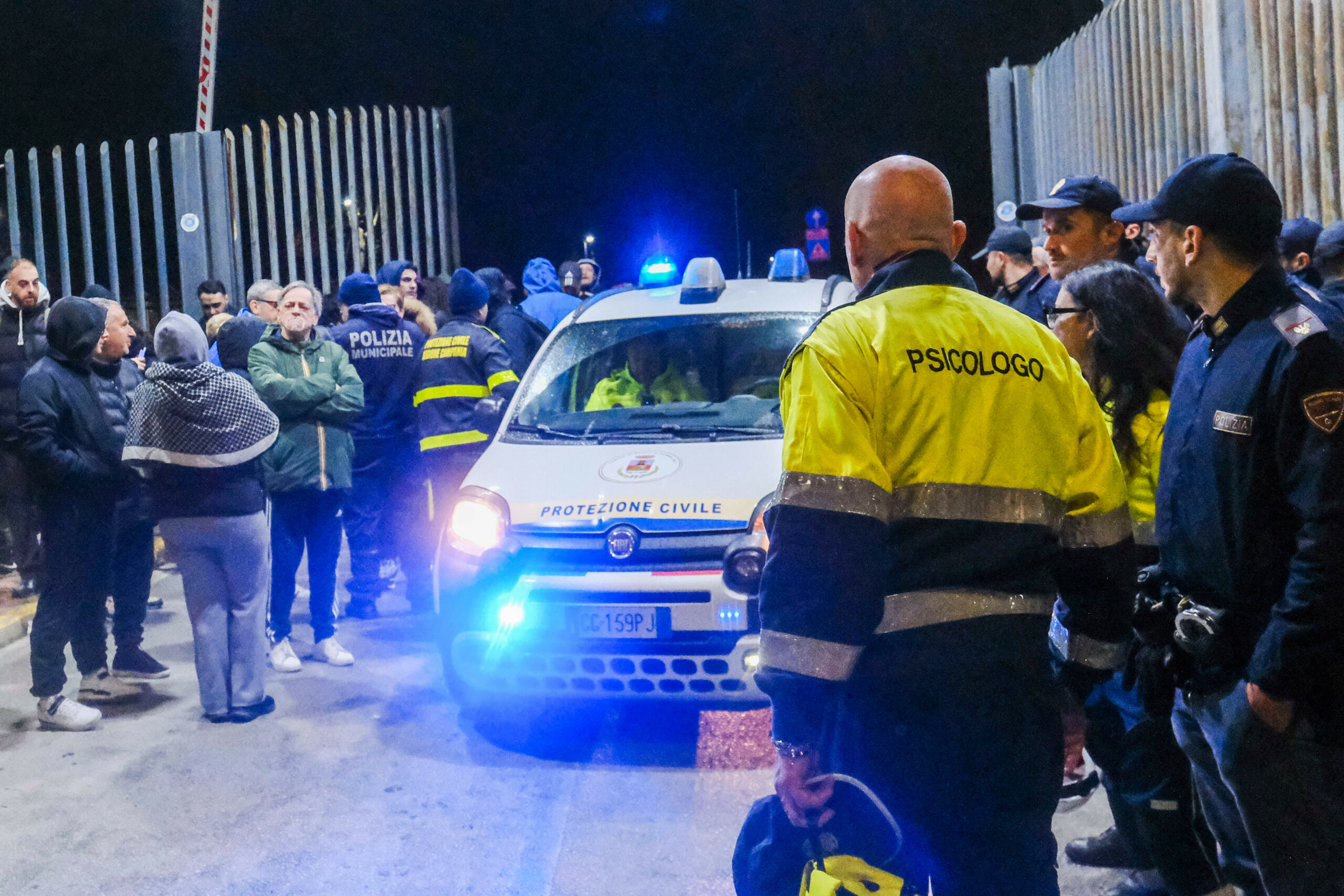 Einsatzkräfte treffen vor Ort ein, nachdem Anwohner ihre Häuser aufgrund des Bebens verlassen haben.