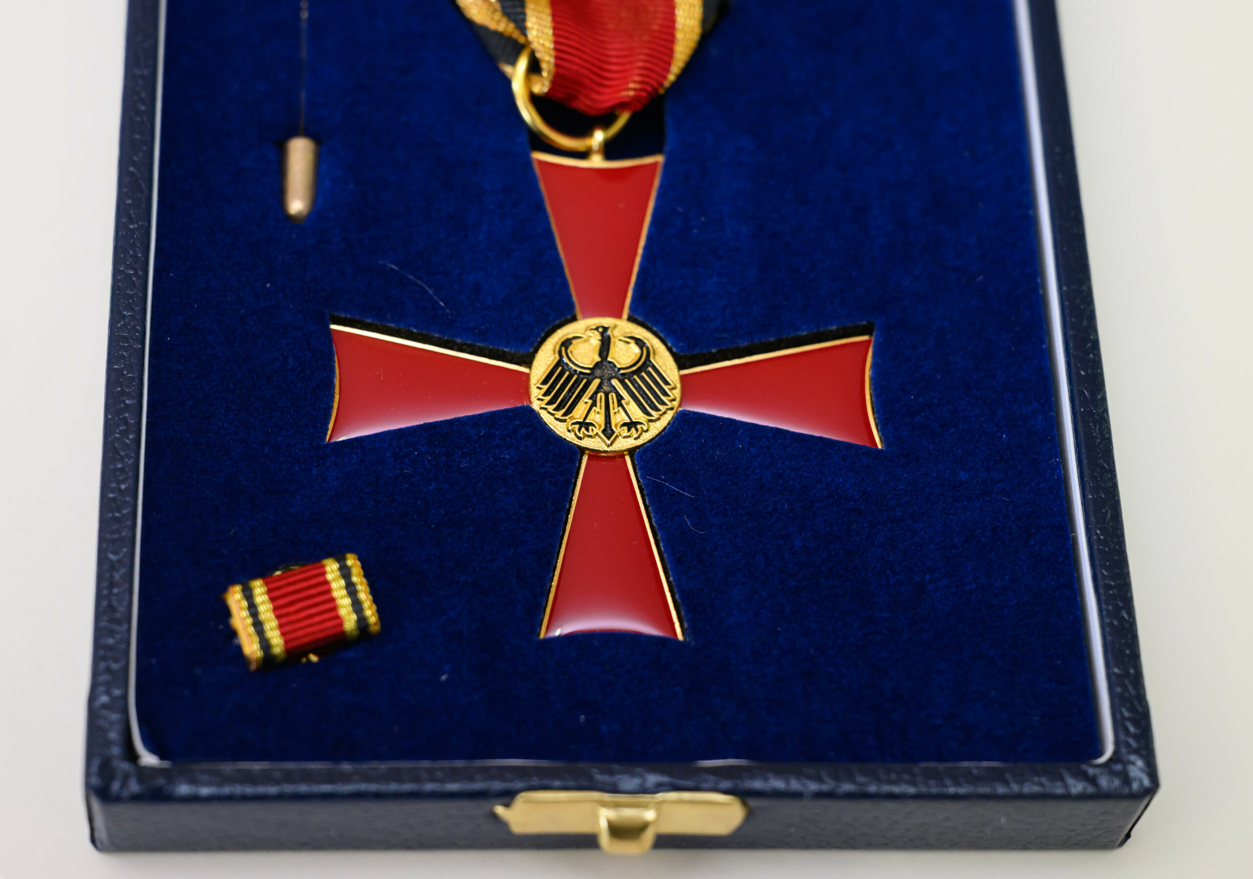 Bekommt man vom Bundespräsidenten – oder aus dem Internet: ein Bundesverdienstkreuz (Archivbild).