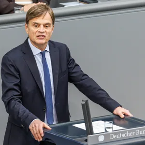 Mann in Anzug im Bundetag