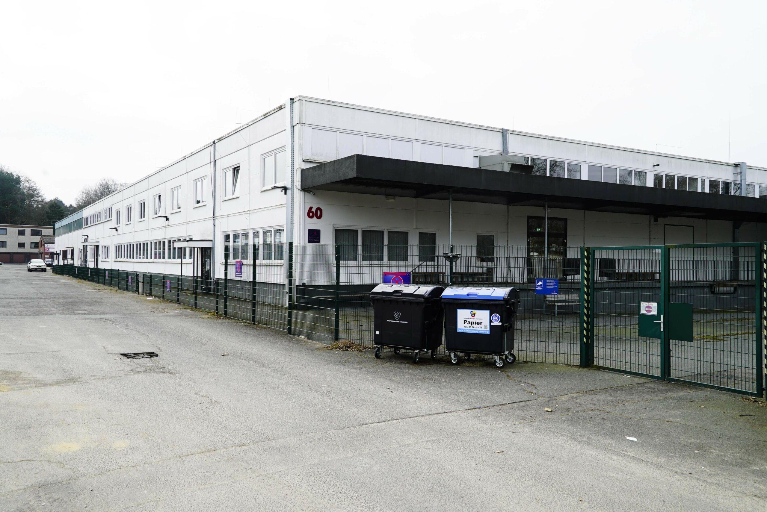 Umzäunter Flachbau