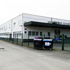 Umzäunter Flachbau