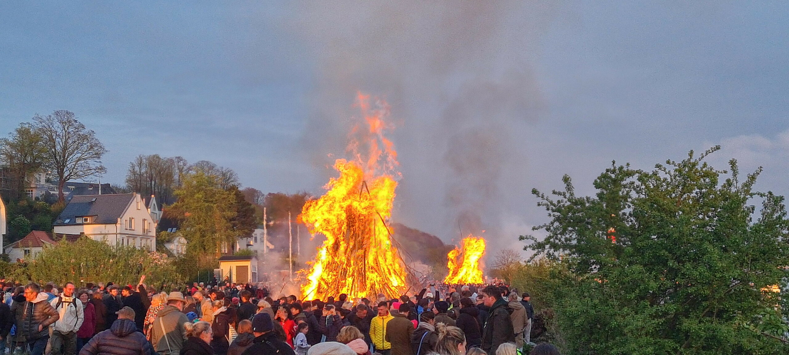 Menschen an einem großen Osterfeuer