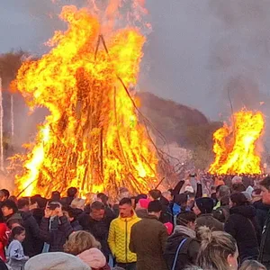 Menschen an einem großen Osterfeuer