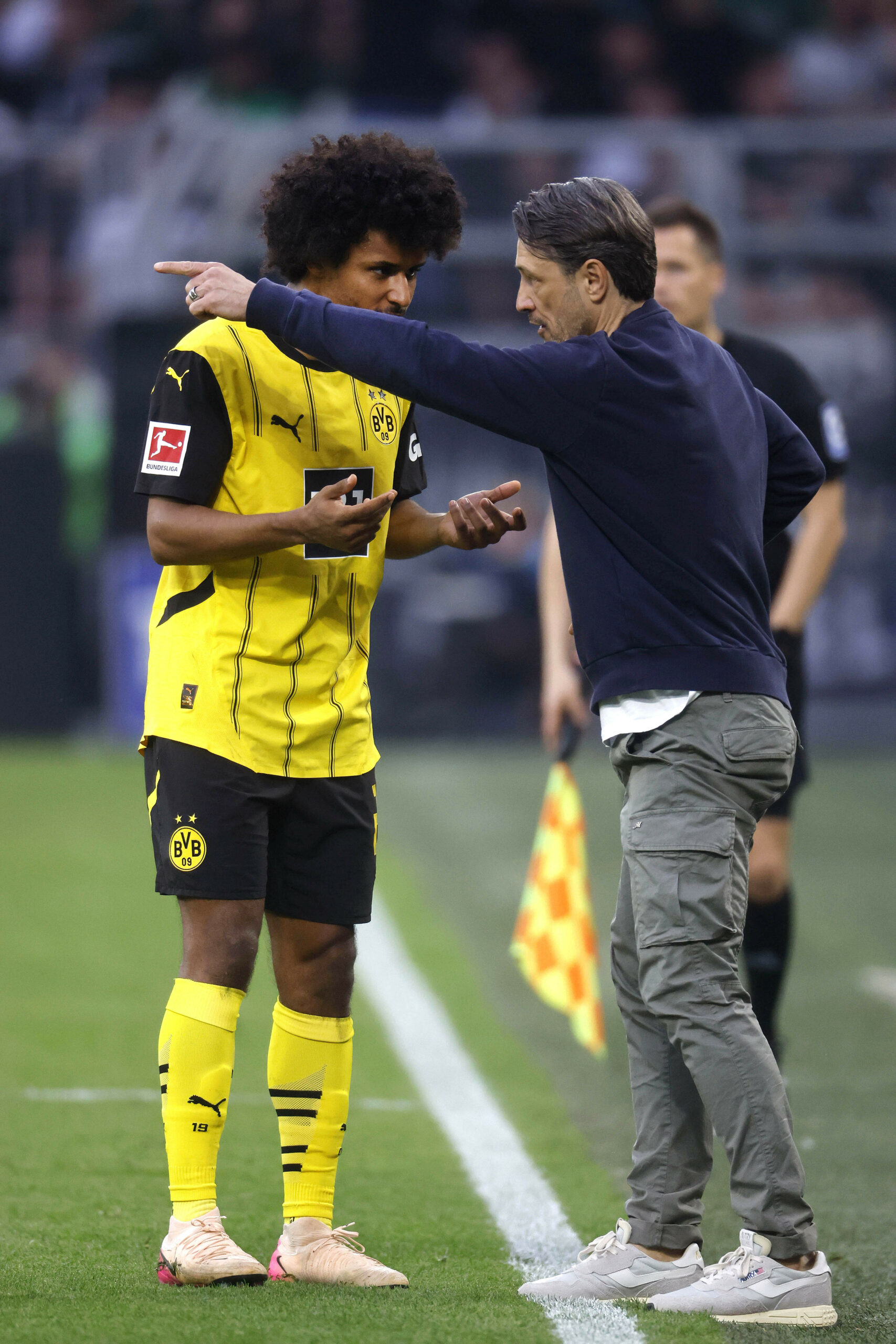 Niko Kovac redet an der Seitenlinie auf Karim Adeyemi ein