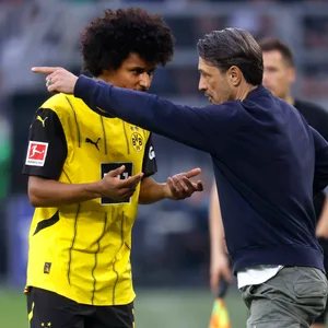 Niko Kovac redet an der Seitenlinie auf Karim Adeyemi ein