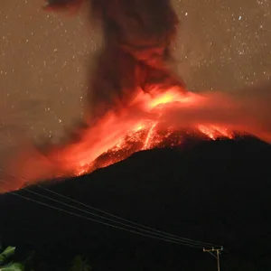 Die Aschewolke über dem Vulkan Lewotobi Laki-Laki