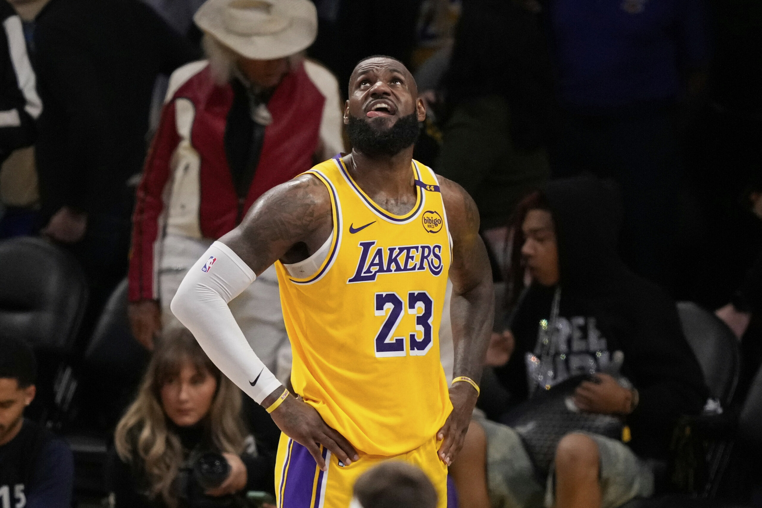 LeBron James schaut enttäuscht nach oben