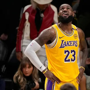 LeBron James schaut enttäuscht nach oben