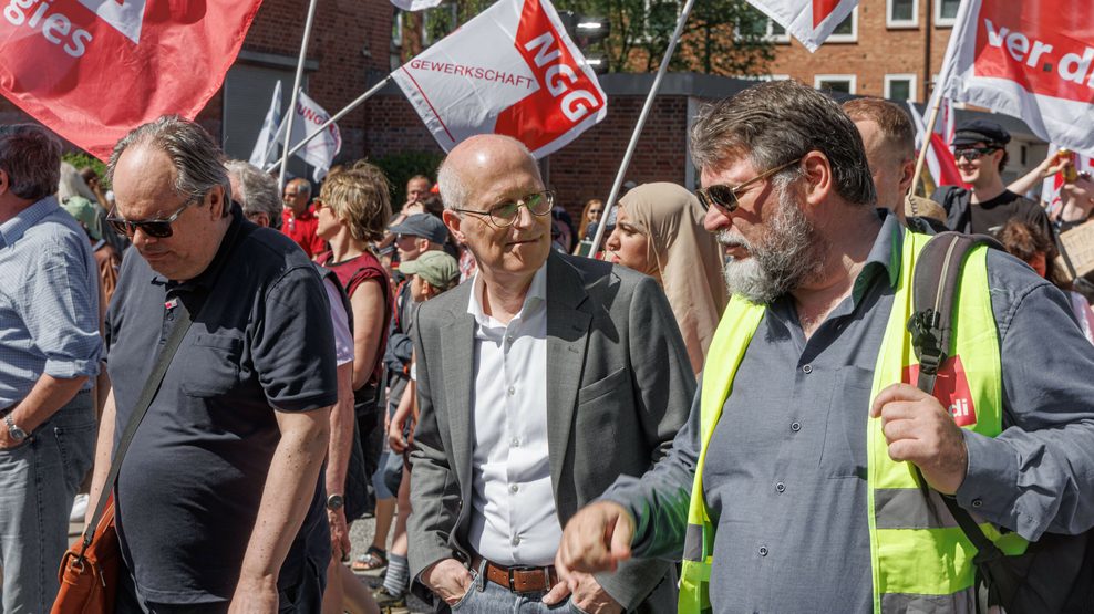 Peter Tschentscher (SPD, M), Erster Bürgermeister in Hamburg, läuft auf der 1. Mai-Demo des DGB.