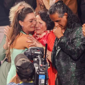 Christine Neubauer (l), Schauspielerin, und ihre Mutter Lydia Neubauer liegen sich nach dem Tanz weinend in den Armen