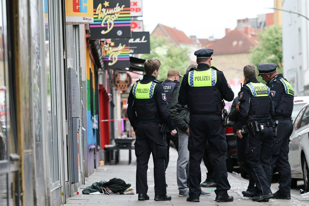 Polizisten vor einer Bar