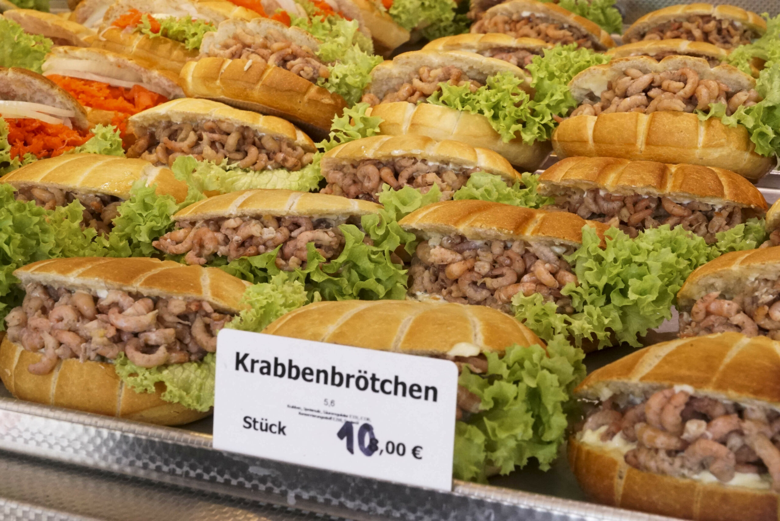 Krabbenbrötchen und Fischbrötchen mit Preisschild in der Auslage am Verkaufsstand beim Seafood Festival am 03. Mai 2025 in Hamburg.