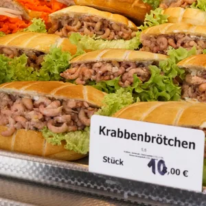 Krabbenbrötchen und Fischbrötchen mit Preisschild in der Auslage am Verkaufsstand beim Seafood Festival am 03. Mai 2025 in Hamburg.