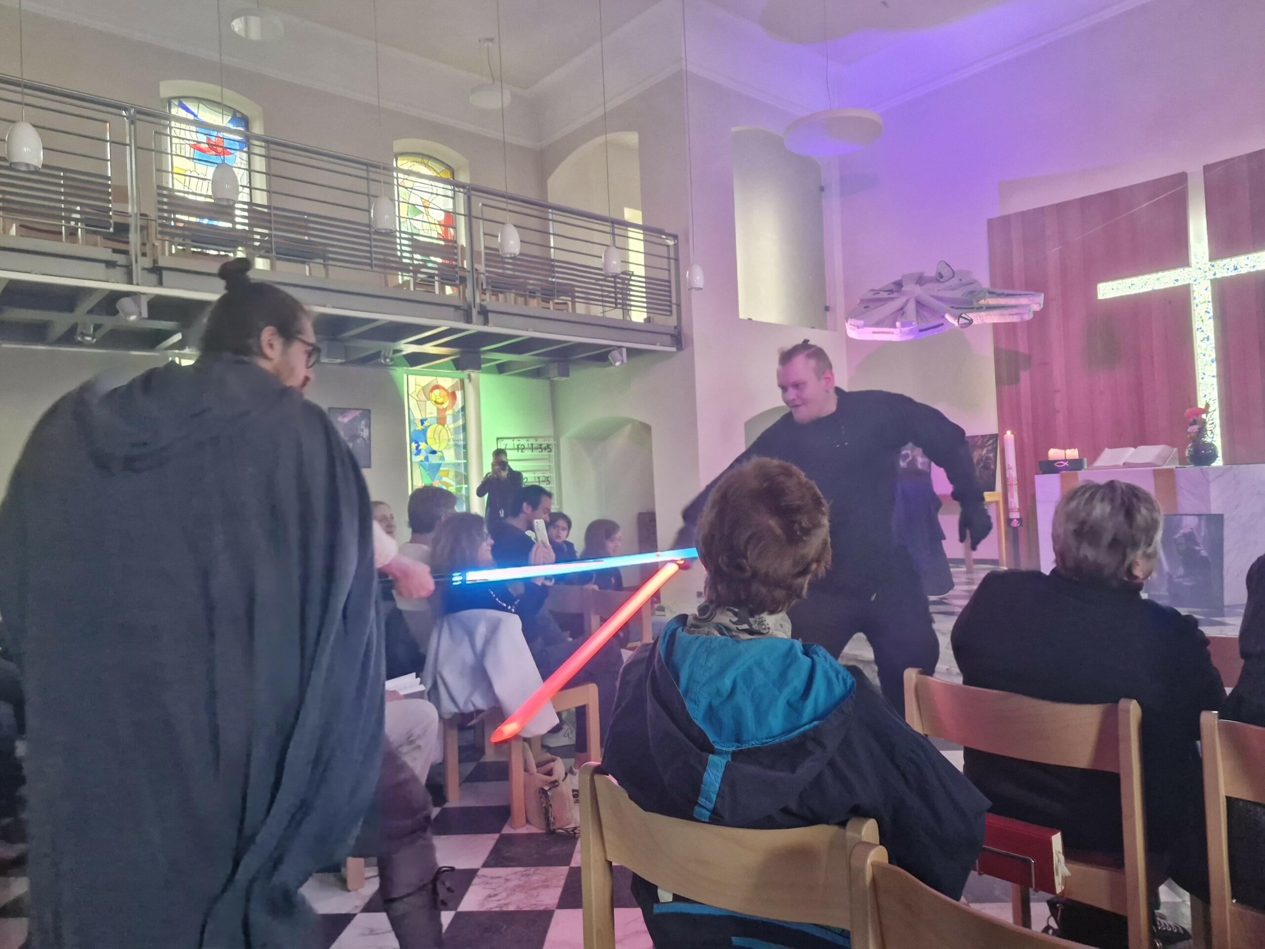 Die evangelische Kirchengemeinde Bensberg hat erstmals einen „Star Wars“-Gottesdienst mit dem Titel „May the Forth“ veranstaltet.