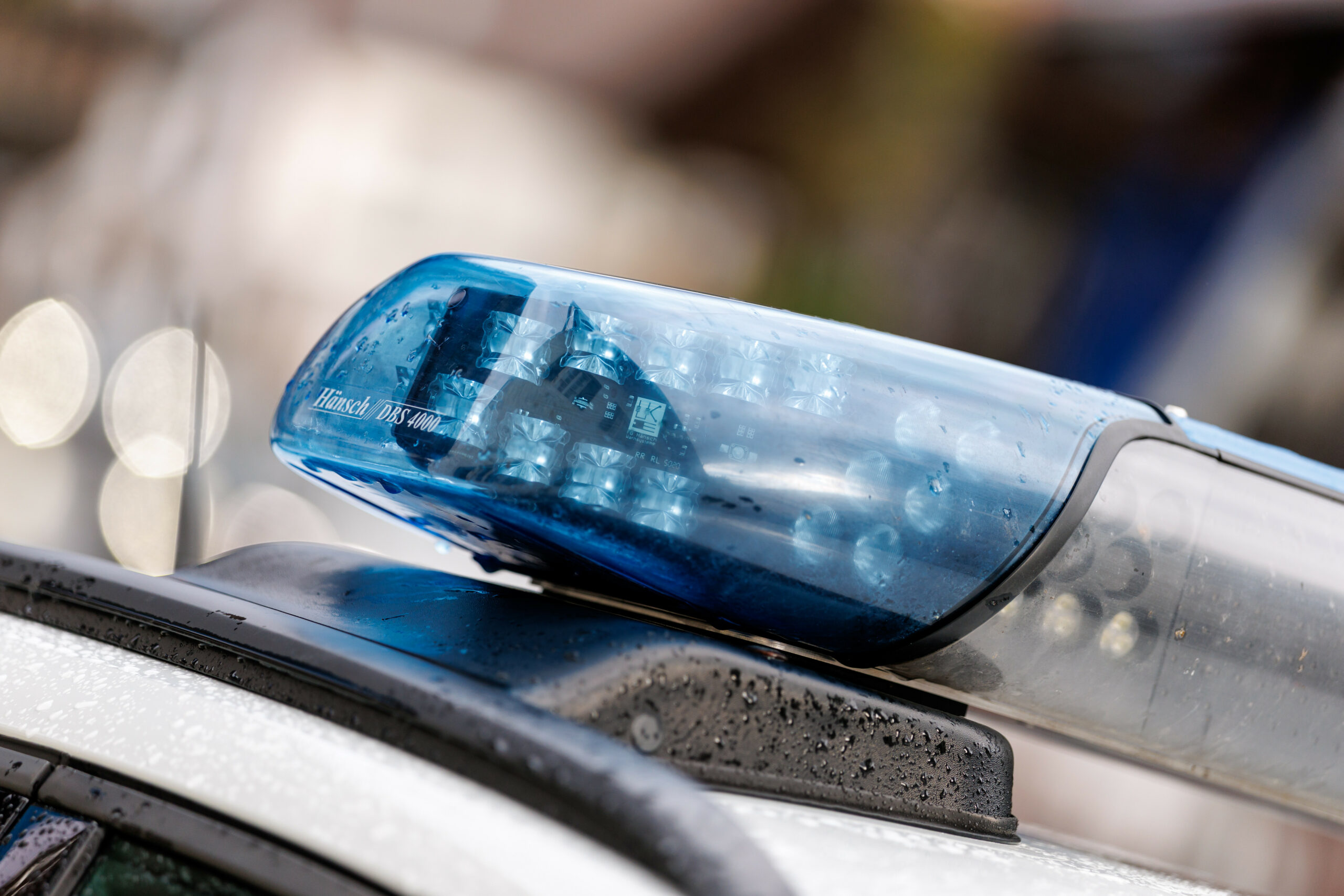 Das Blaulicht ist auf dem Dach von einem Einsatzfahrzeug der Polizei.