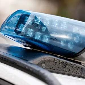 Das Blaulicht ist auf dem Dach von einem Einsatzfahrzeug der Polizei.