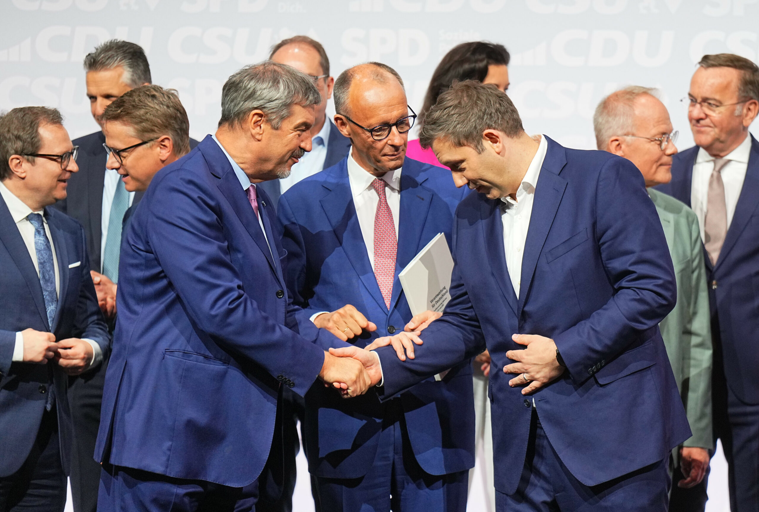 CDU-Vorsitzender und -Kanzlerkandidat Friedrich Merz (M), CSU-Vorsitzender Markus Söder (l) und SPD-Vorsitzender Lars Klingbeil, designierter Bundesfinanzminister und Vizekanzler
