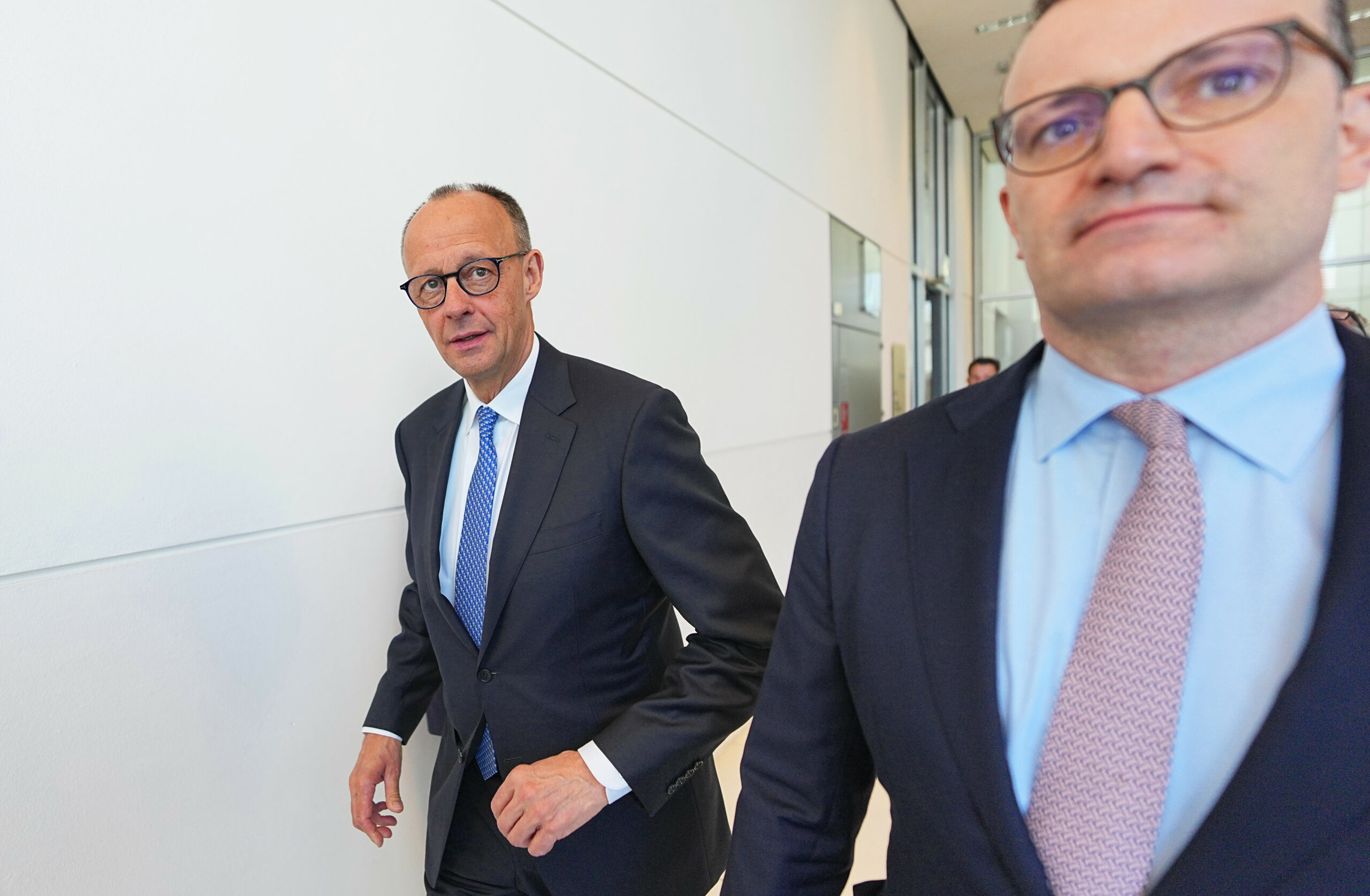 Versuchen, die Reihen der Koalition zu schließen: Friedrich Merz und sein Fraktionschef Jens Spahn (beide CDU)