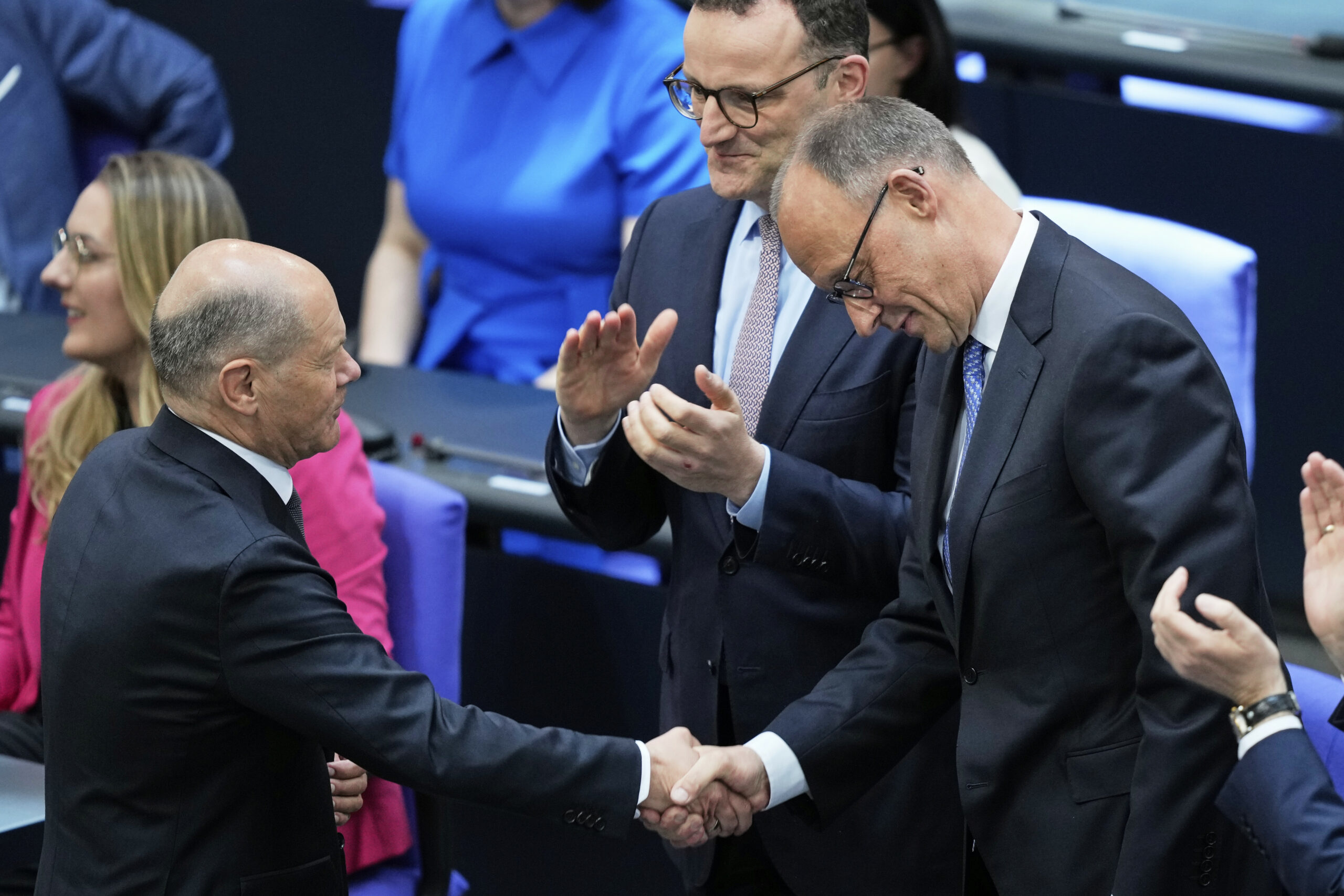 Geschafft! Alt-Kanzler Olaf Scholz (SPD,.l) gratulierte seinem Nachfolger Friedrich Merz (CDU),nachdem er im zweiten Wahlgang gewählt wurde.
